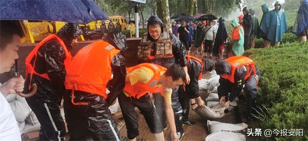 安陽(yáng)益和熱力集團(tuán)30人搶險(xiǎn)隊(duì)逆流而上，奮戰(zhàn)在抗洪一線(xiàn)
